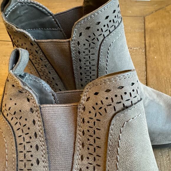 Mia Women's Gray Black Pull On Diagonal Chelsea Ankle Boots Size 6 NWOB Soft - Picture 2 of 10